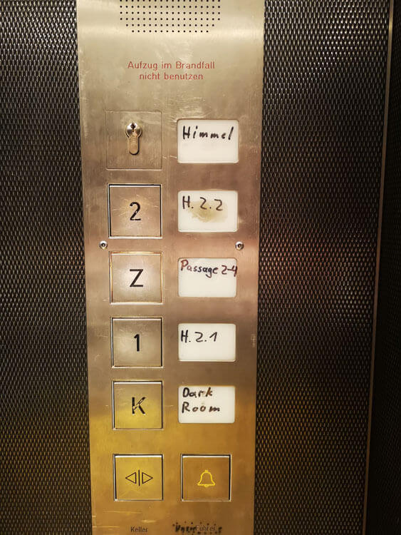Der humorvolle Aufzug