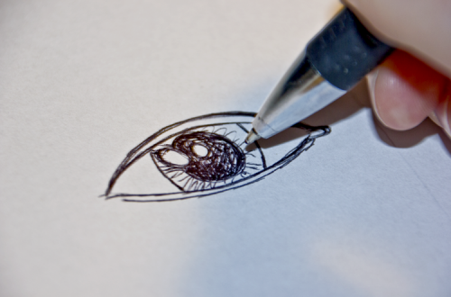 Ein Auge mit Kugelschreiber zeichnen
