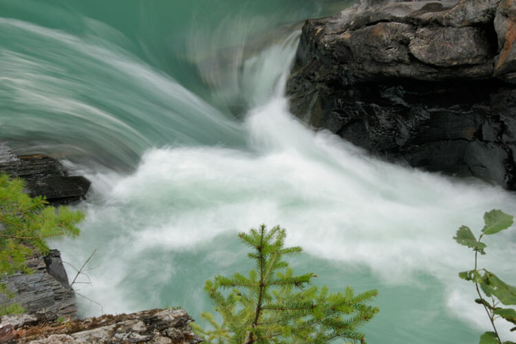 Langzeitbelichtung breiter Wasserfall in Canada 2