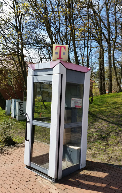 (Handyfoto) Relikt: Telefonzelle in Boltenhagen