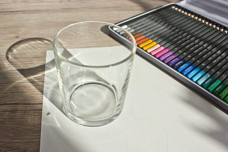 Das Glas und die Buntstifte - Formen zeichnen