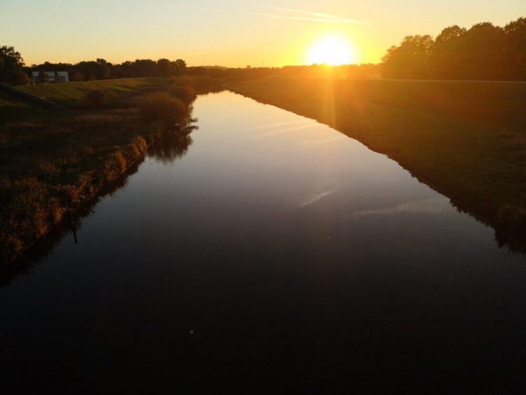 Fluss Fotovorlage: Flusslandschaft Sonnenuntergang 3