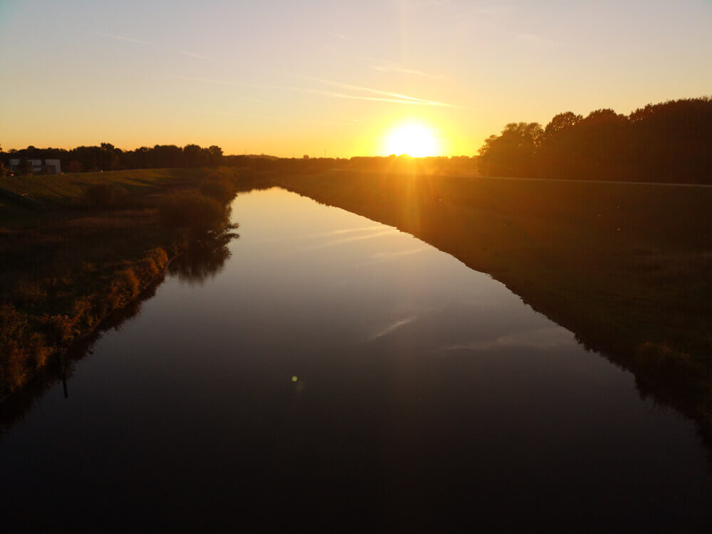 Fluss Fotovorlage: Flusslandschaft Sonnenuntergang 4