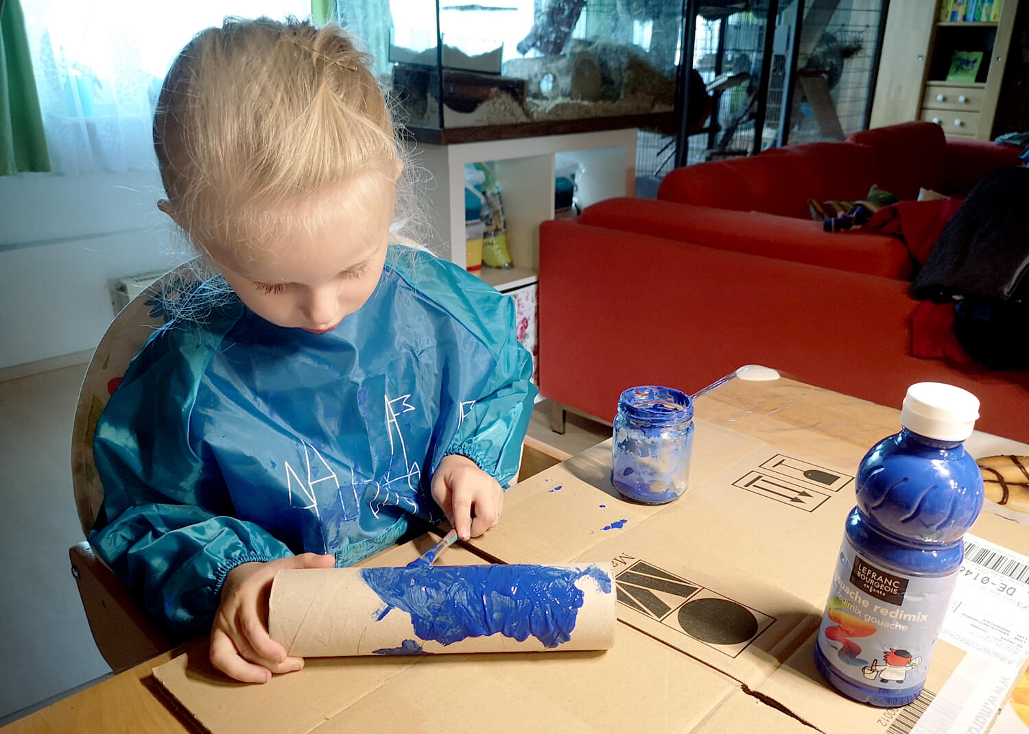 Mal- und Bastelanleitung für Kinder: Aquarium malen auf Pappröhre