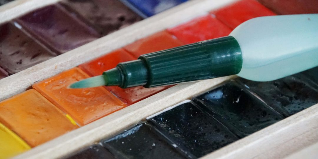 Aquarellfarbe: Näpfe und Wassertankpinsel Detailansicht
