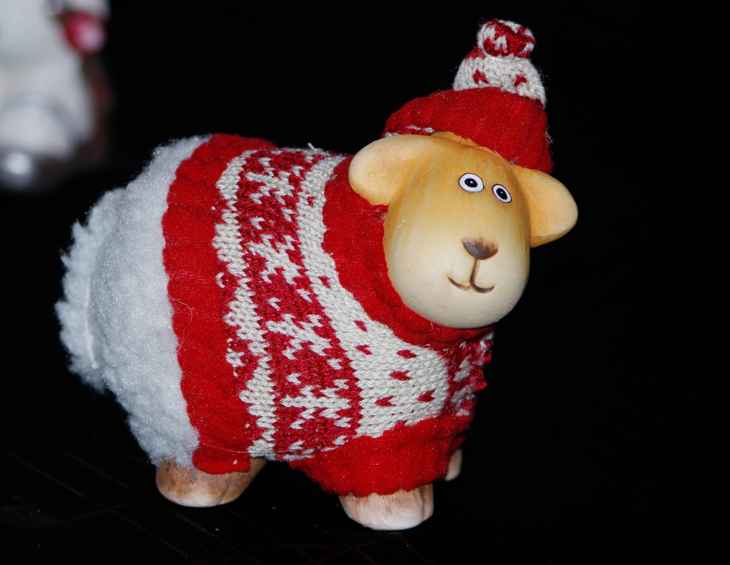 Weihnachtliche Fotovorlagen zum Abzeichnen: Schaf im Pullover Figur