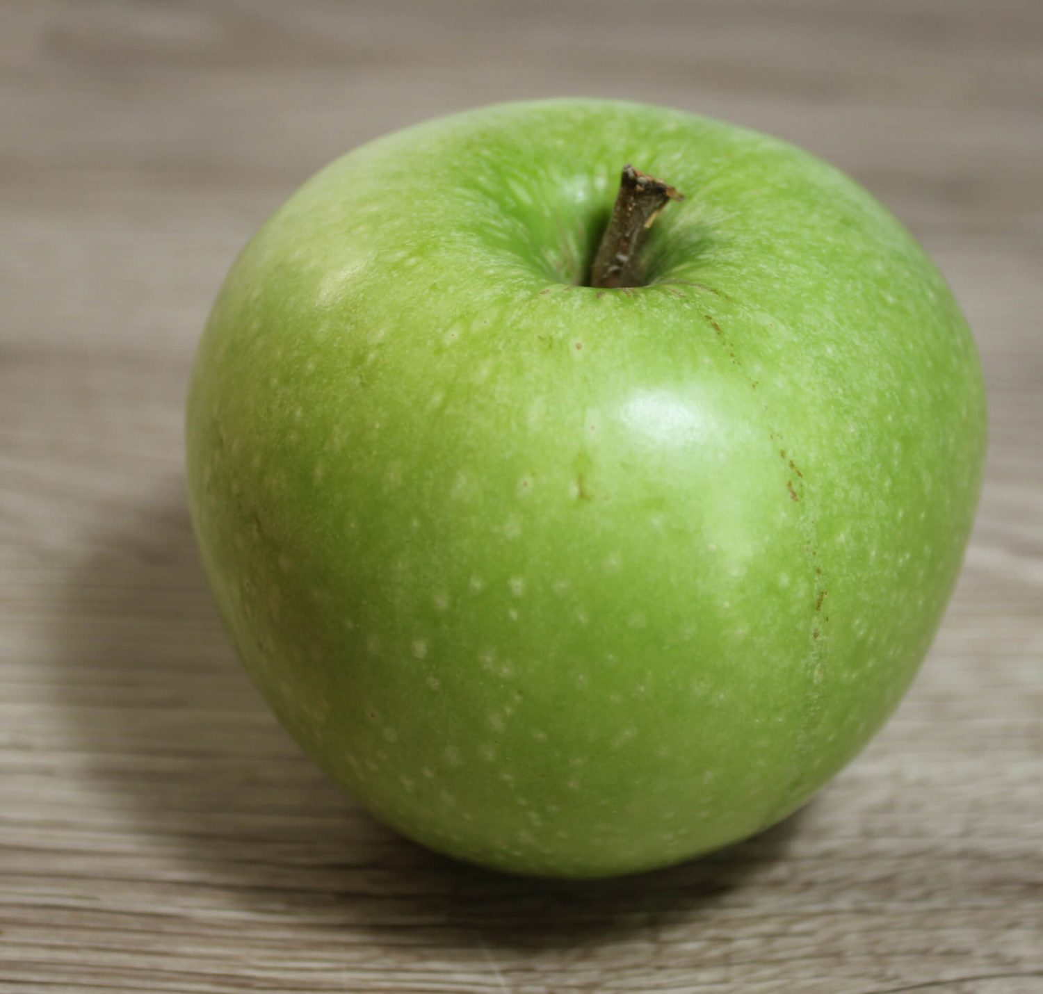 Grüner Apfel auf Augenhöhe