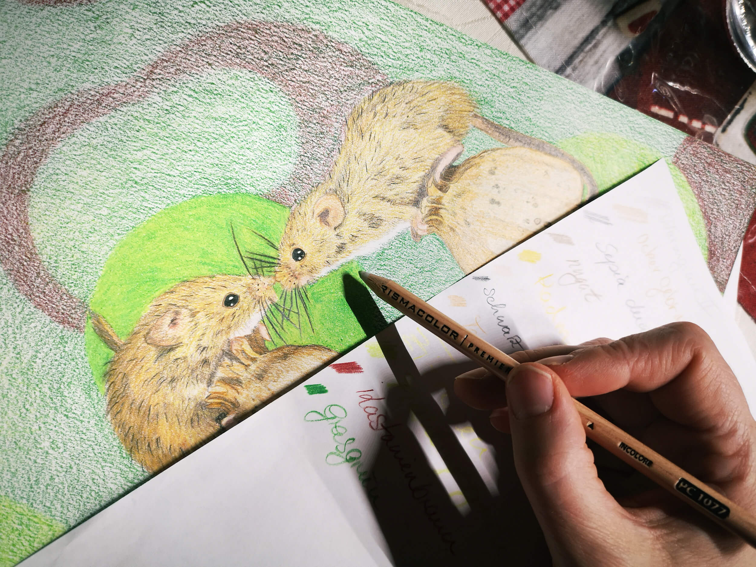 Zwei süße Mäuse zeichnen mit Buntstiften