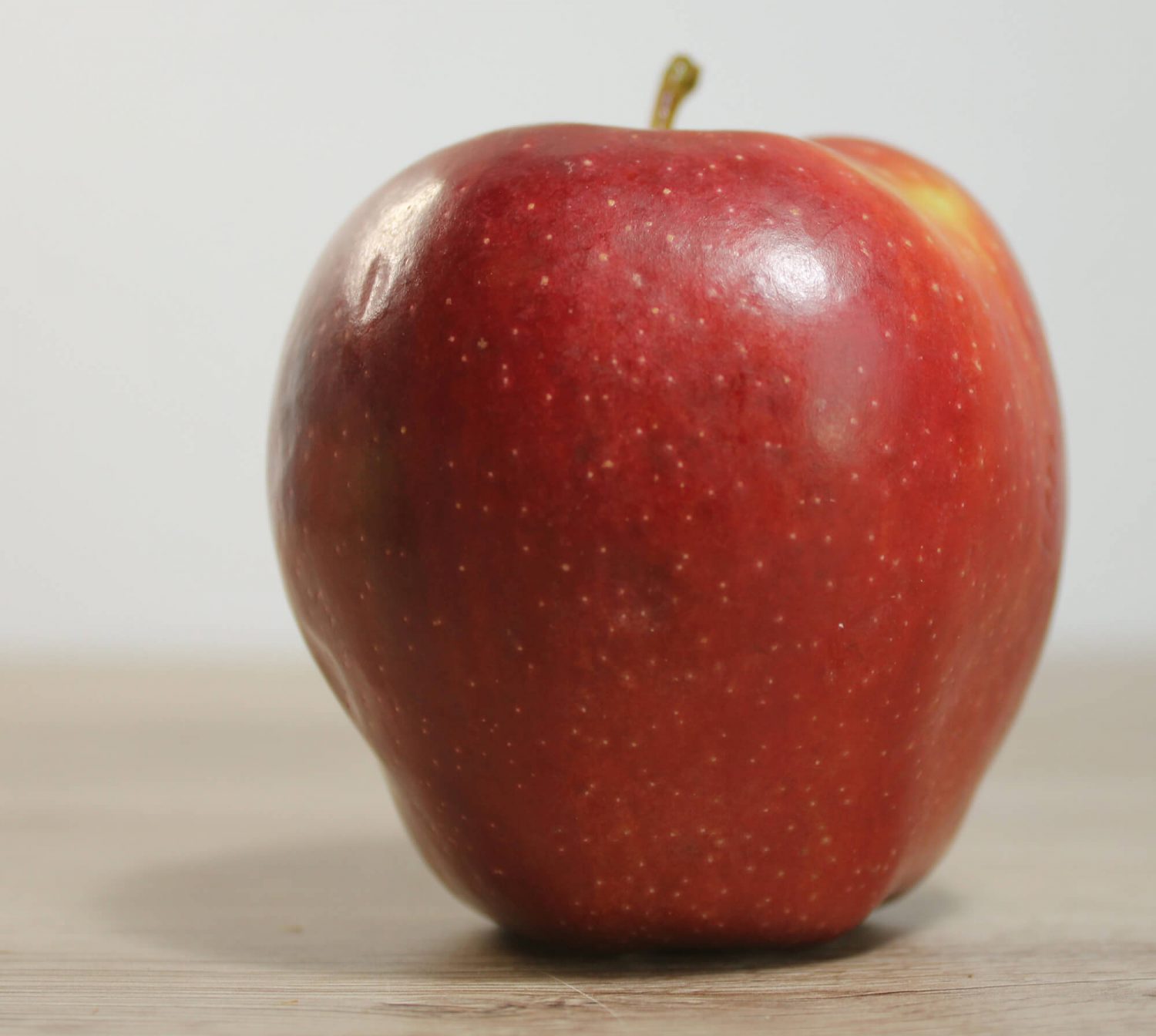Stehender roter Apfel in Untersicht