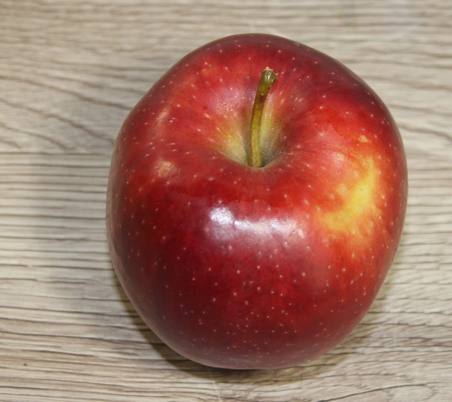 Fotovorlage: Stehender roter Apfel in Vogelperspektive