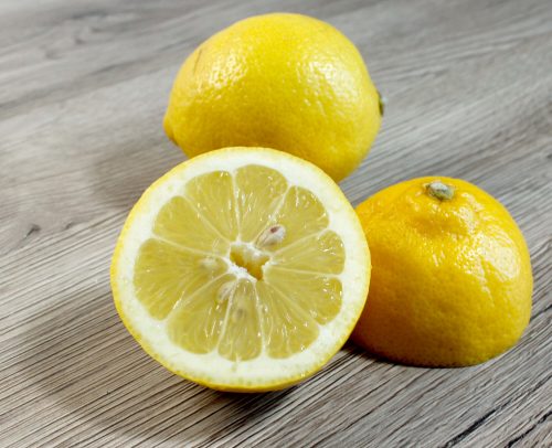 Halbe Zitrone - zwei Hälften und eine ganze Zitrone