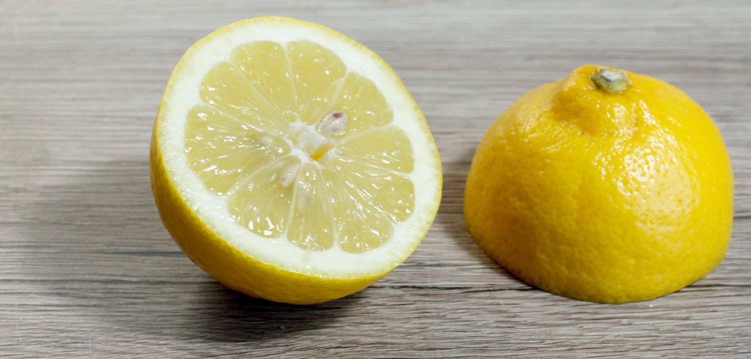 Halbe Zitrone - zwei Hälften 1