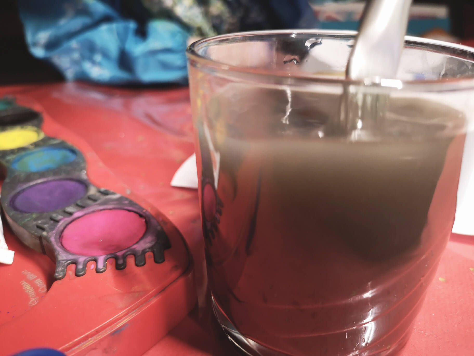 Farben mischen im Wasserglas