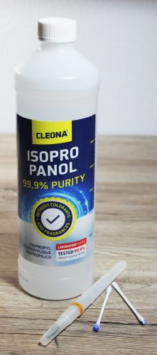 Flasche Isopropanol mit Wattestäbchen und Wassertankpinsel