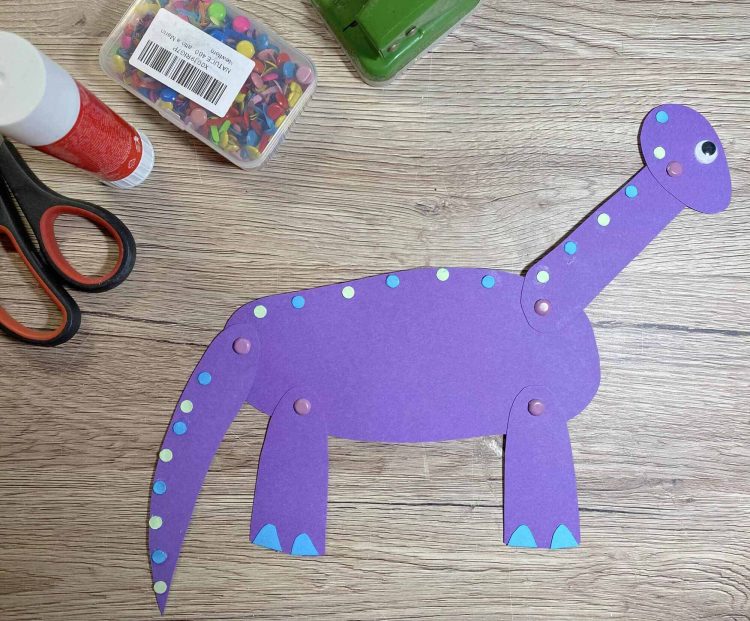 DIY: Dinosaurier basteln für Kinder und Eltern