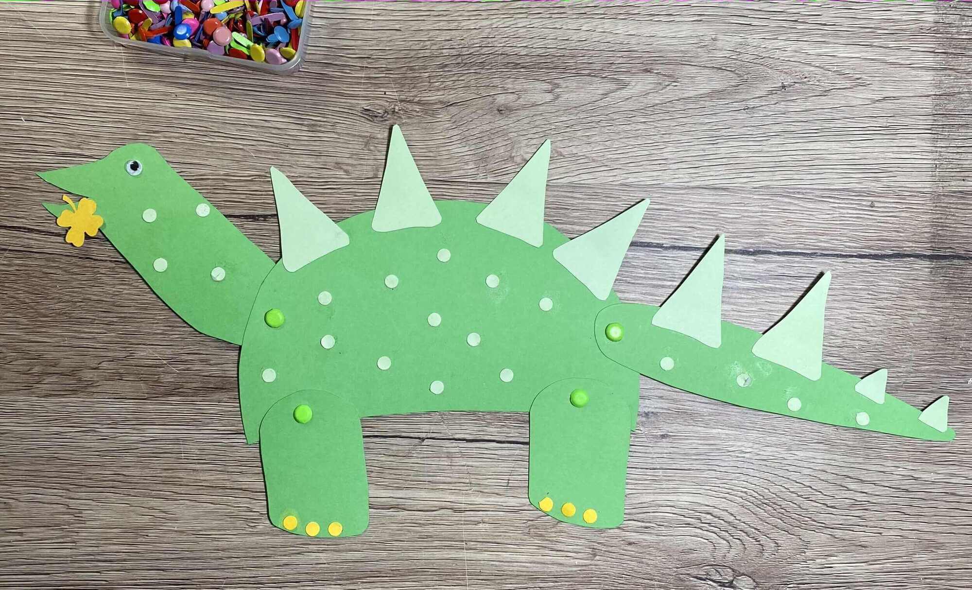 Fertig gebastelter Stegosaurus