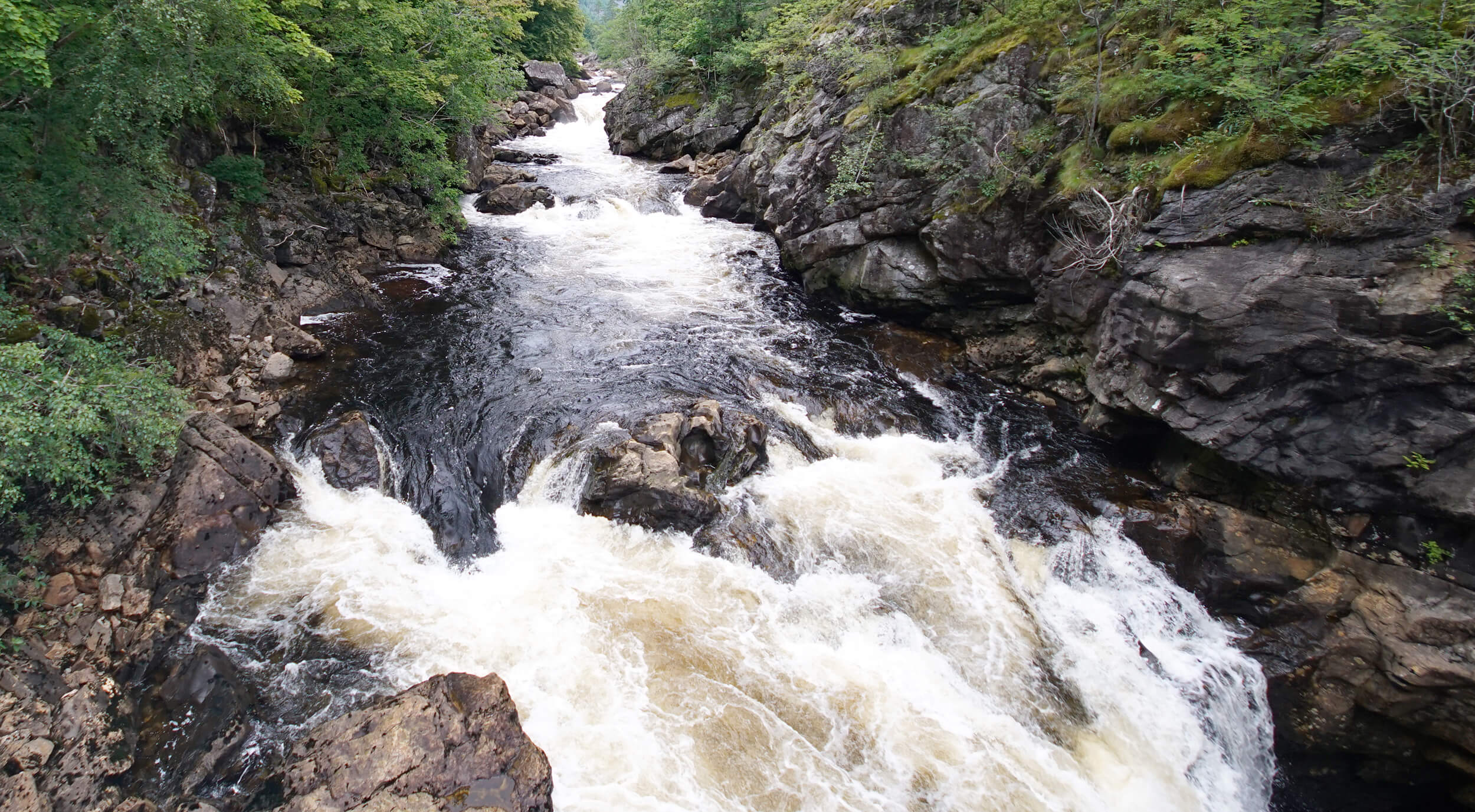 Wasserfall Fotovorlage - Gebirgsfluss