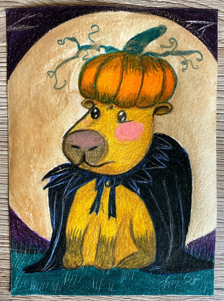 Fertig koloriertes Capybara mit Kürbis-Hut und Umhang vor Vollmond