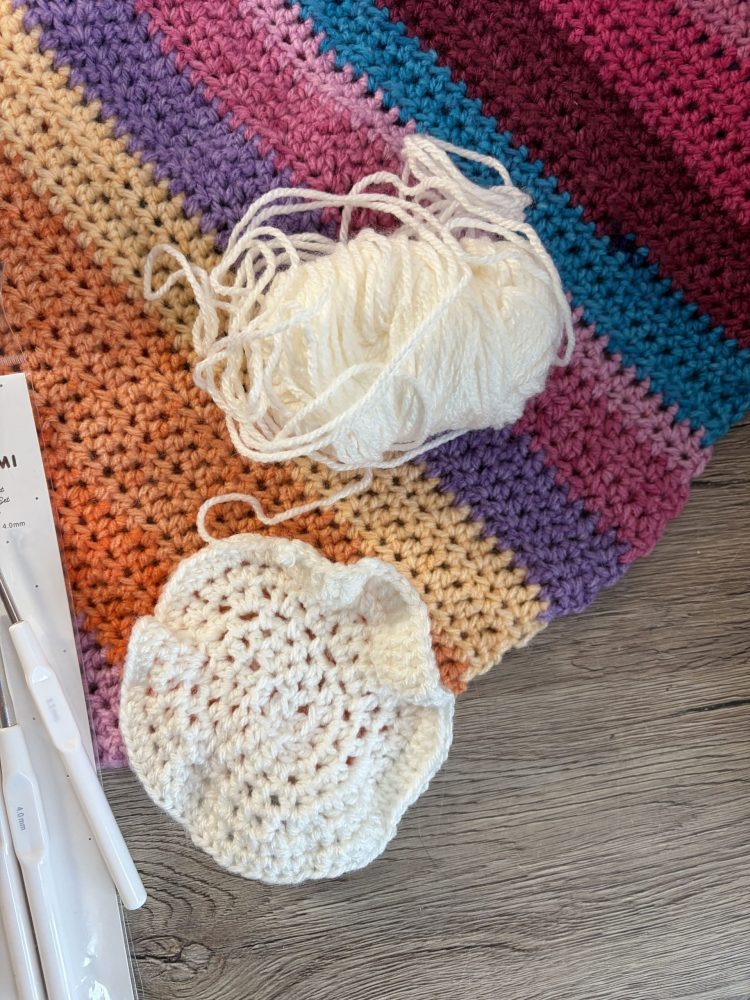 Häkelprojekt mit Garn und Häkelnadel