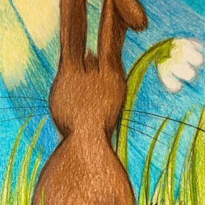 Fertig koloriertes Osterhäschen mit Buntstiften im Gras neben einer weißen Blume