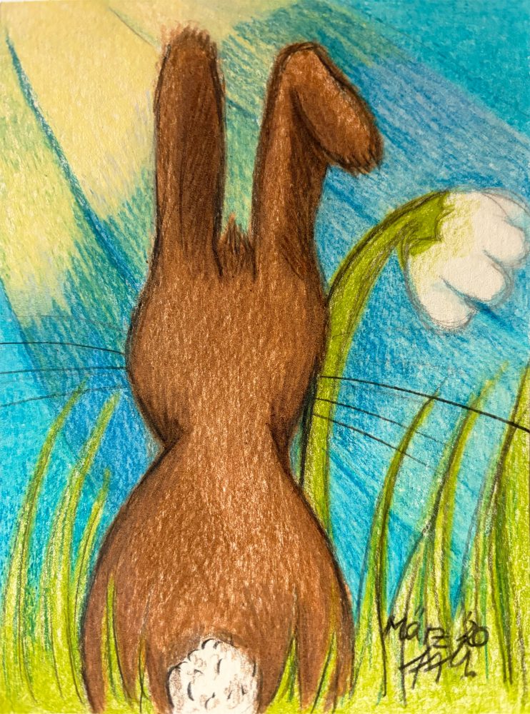 Fertig koloriertes Osterhäschen mit Buntstiften im Gras neben einer weißen Blume