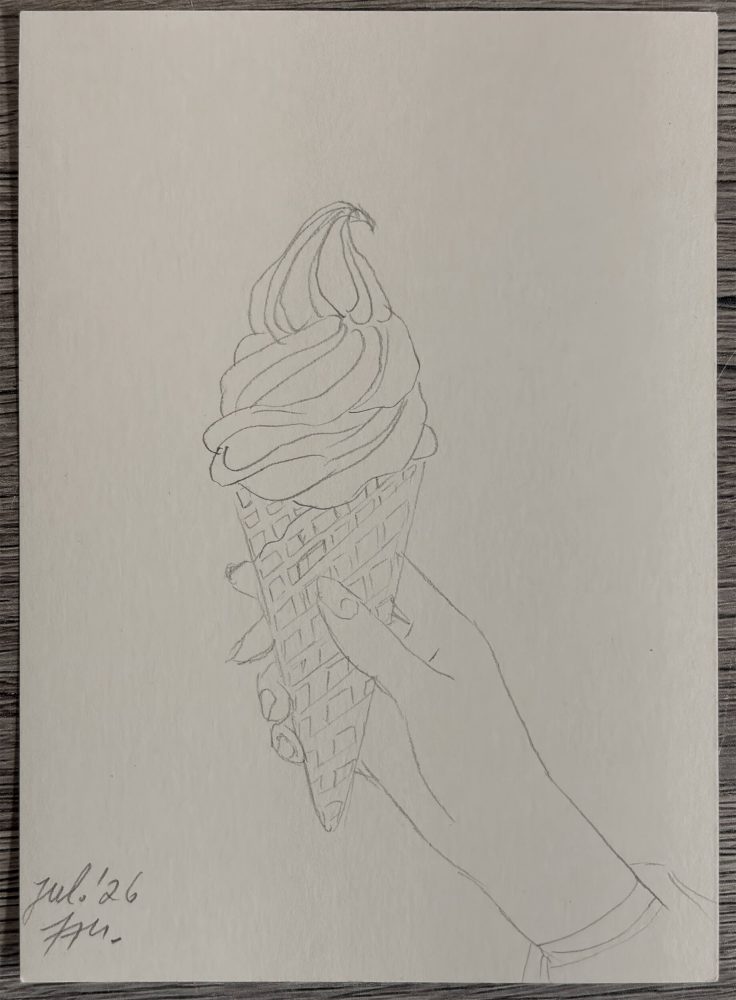 Bleistiftskizze einer Eiscreme im Hörnchen mit Softeis, Waffeltüte und Hand, fein von Hand vorgezeichnet auf hellem Papier.