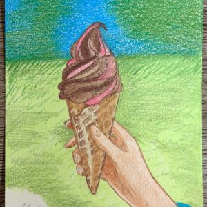 Schritt für Schritt Entstehung einer Buntstiftkolorierung mit Eiscreme im Hörnchen, Hand, Waffelmuster, Softeis, Wiese und blauem Himmel.