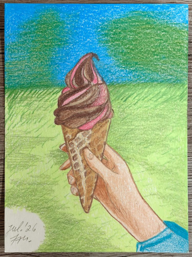 Schritt für Schritt Entstehung einer Buntstiftkolorierung mit Eiscreme im Hörnchen, Hand, Waffelmuster, Softeis, Wiese und blauem Himmel.